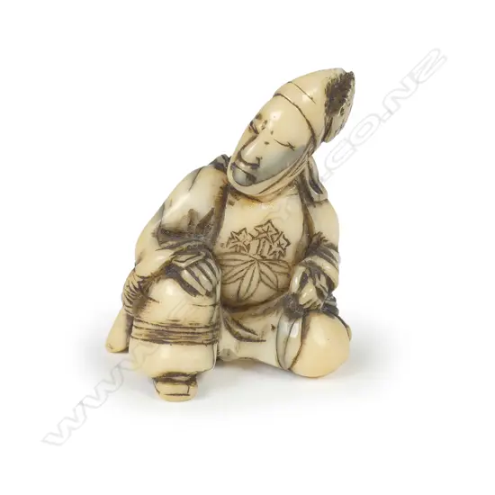 An antique Japanese carved ivory netsuke