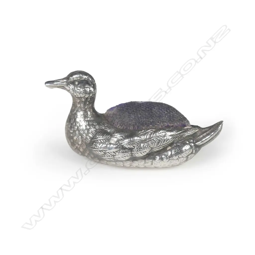 An Edwardian silver miniature pin cushion Image 1++