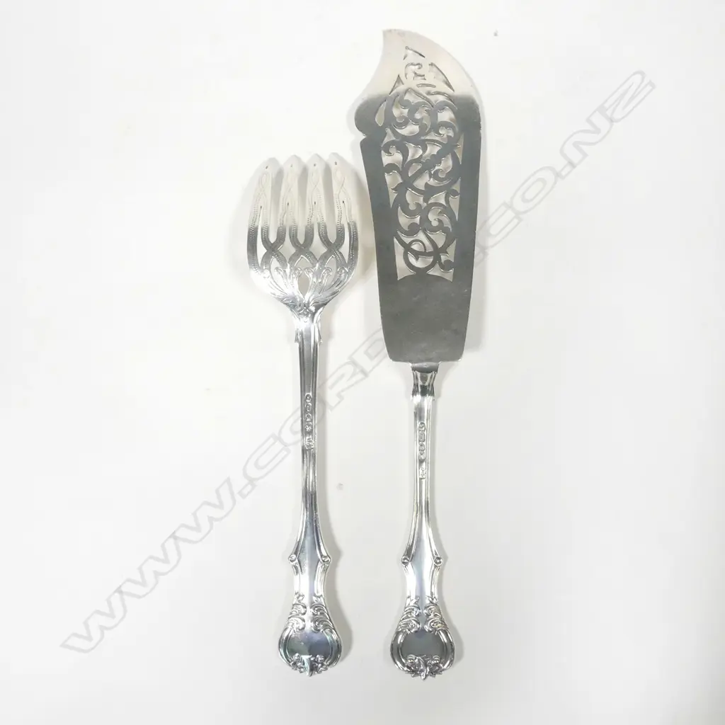 A pair of Victorian silver fish servers Image 1++