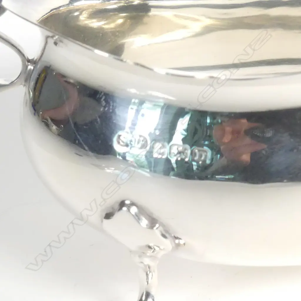 A silver fat belly sauce boat Image 1++