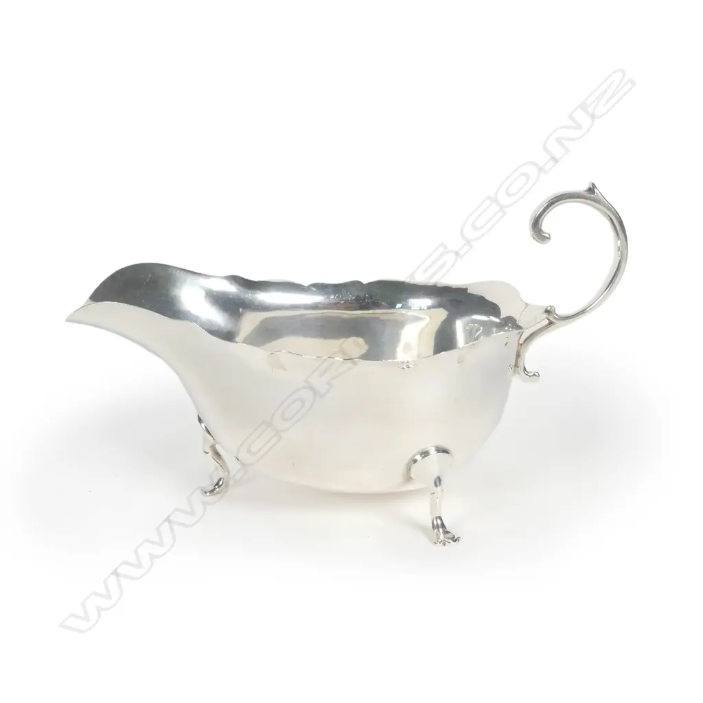 A silver sauce boat Image 1++