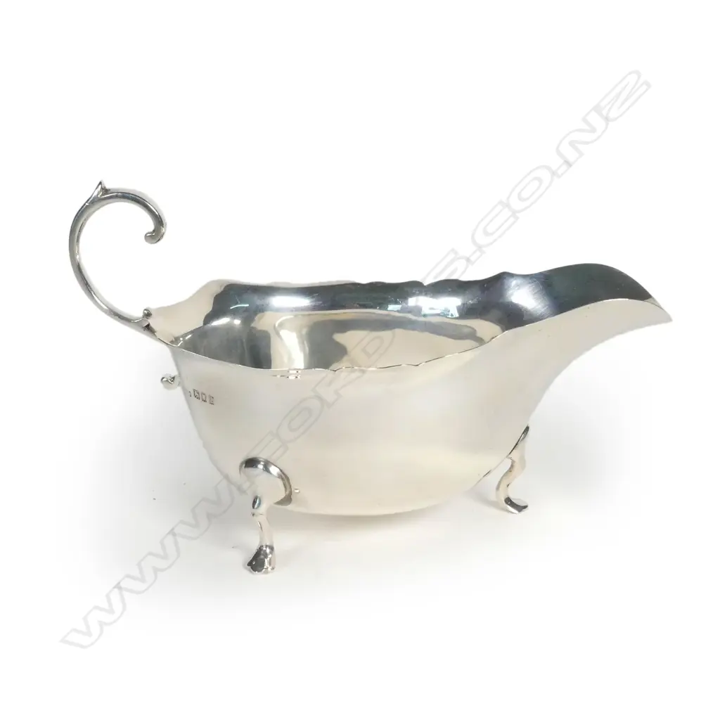 A silver sauce boat Image 1++
