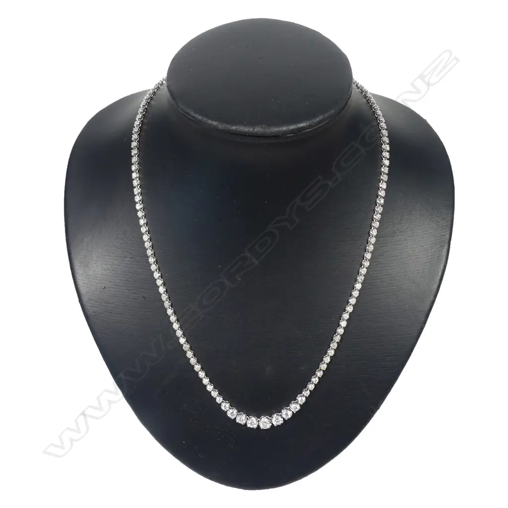 An 18ct. white gold and diamond set necklace Image 1++