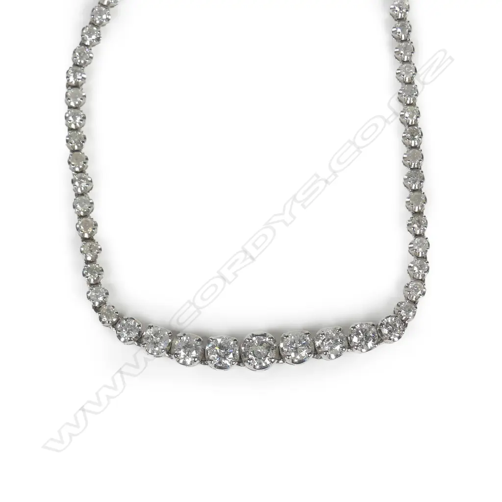 An 18ct. white gold and diamond set necklace Image 1++