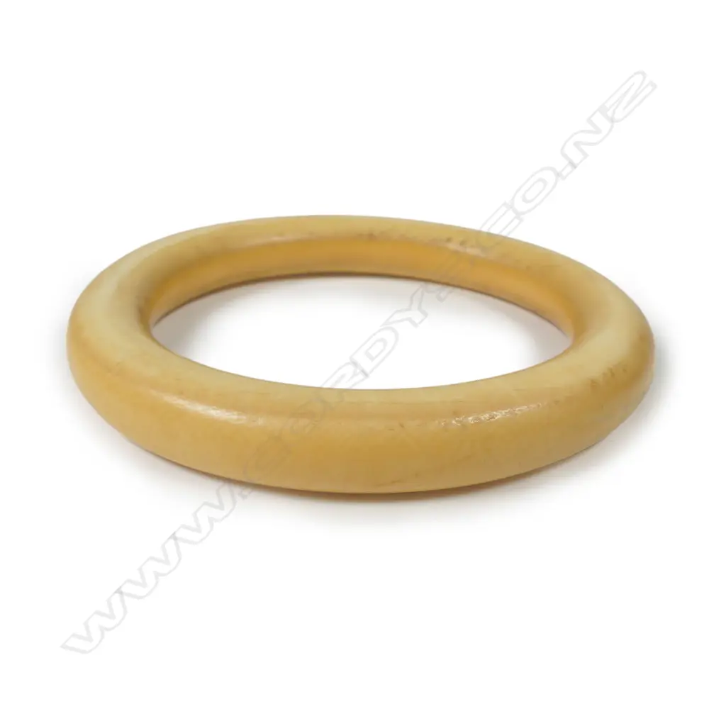 A vintage ivory bangle Image 1++