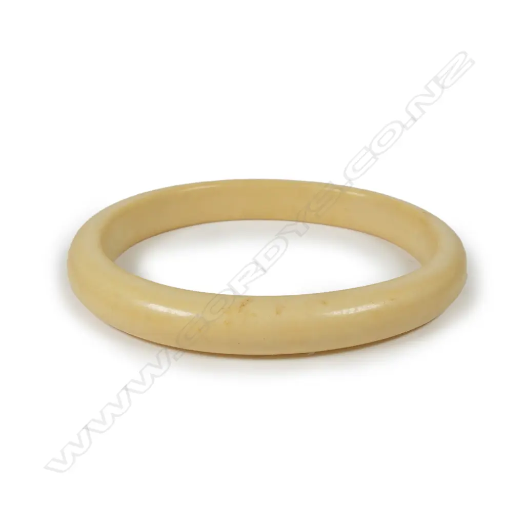 A vintage ivory bangle Image 1++