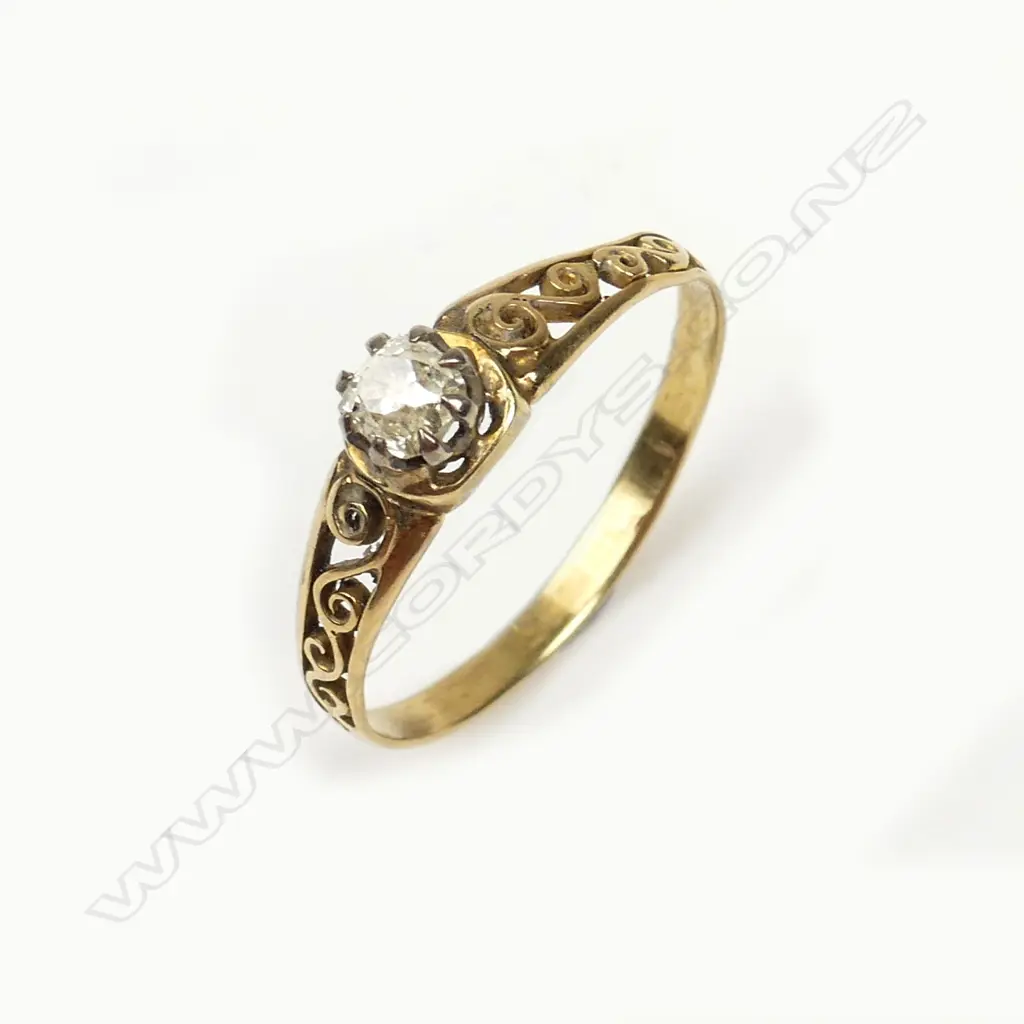 A vintage 18ct. yellow gold and diamond solitaire ring Image 1++