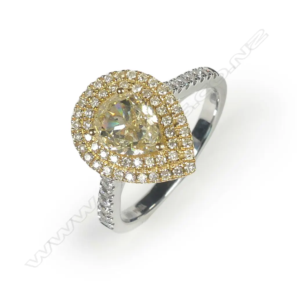 An impressive 18ct white and yellow gold and diamond ring Image 1++