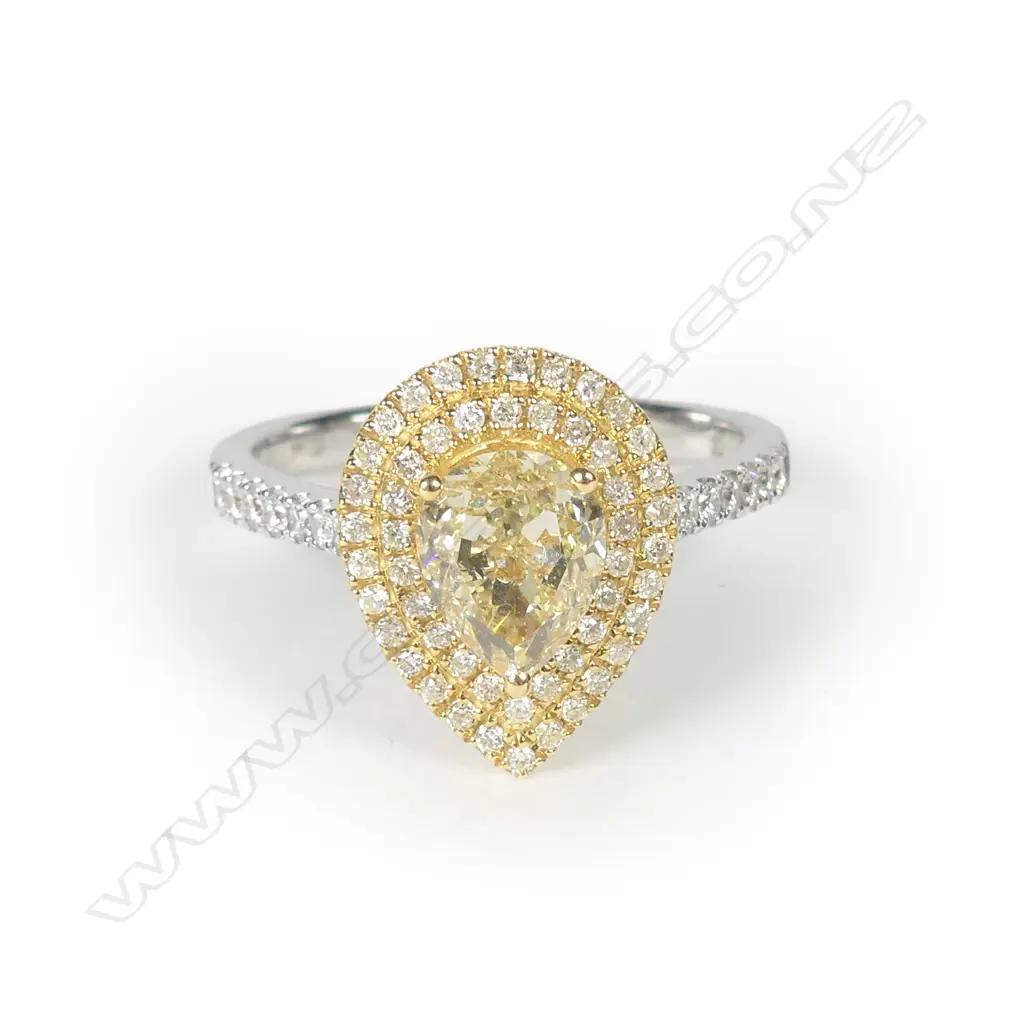 An impressive 18ct white and yellow gold and diamond ring Image 1++