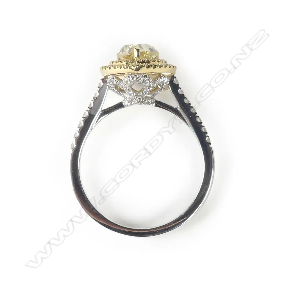An impressive 18ct white and yellow gold and diamond ring Image 1++