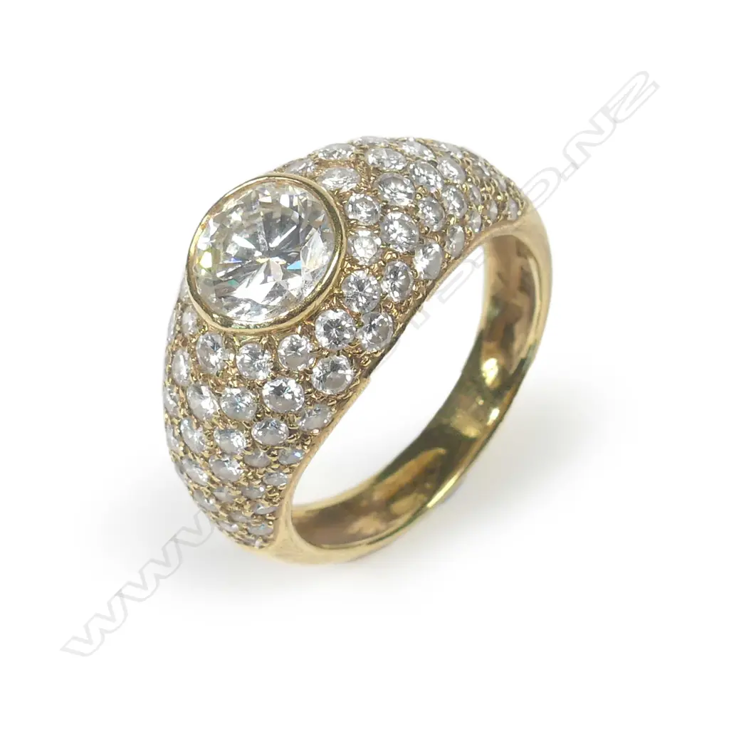 An 18ct. yellow gold and diamond lady's dress ring Image 1++