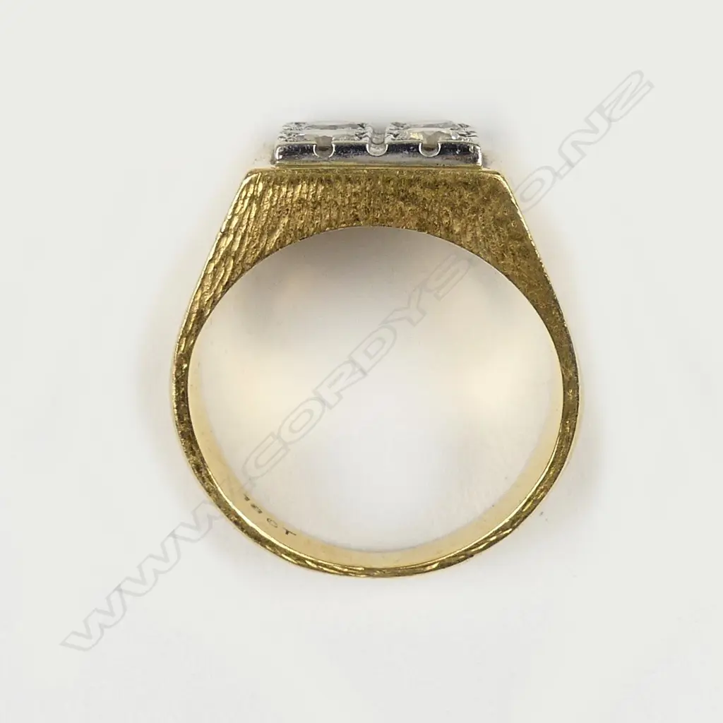 An 18ct gold and diamond gent's ring Image 1++