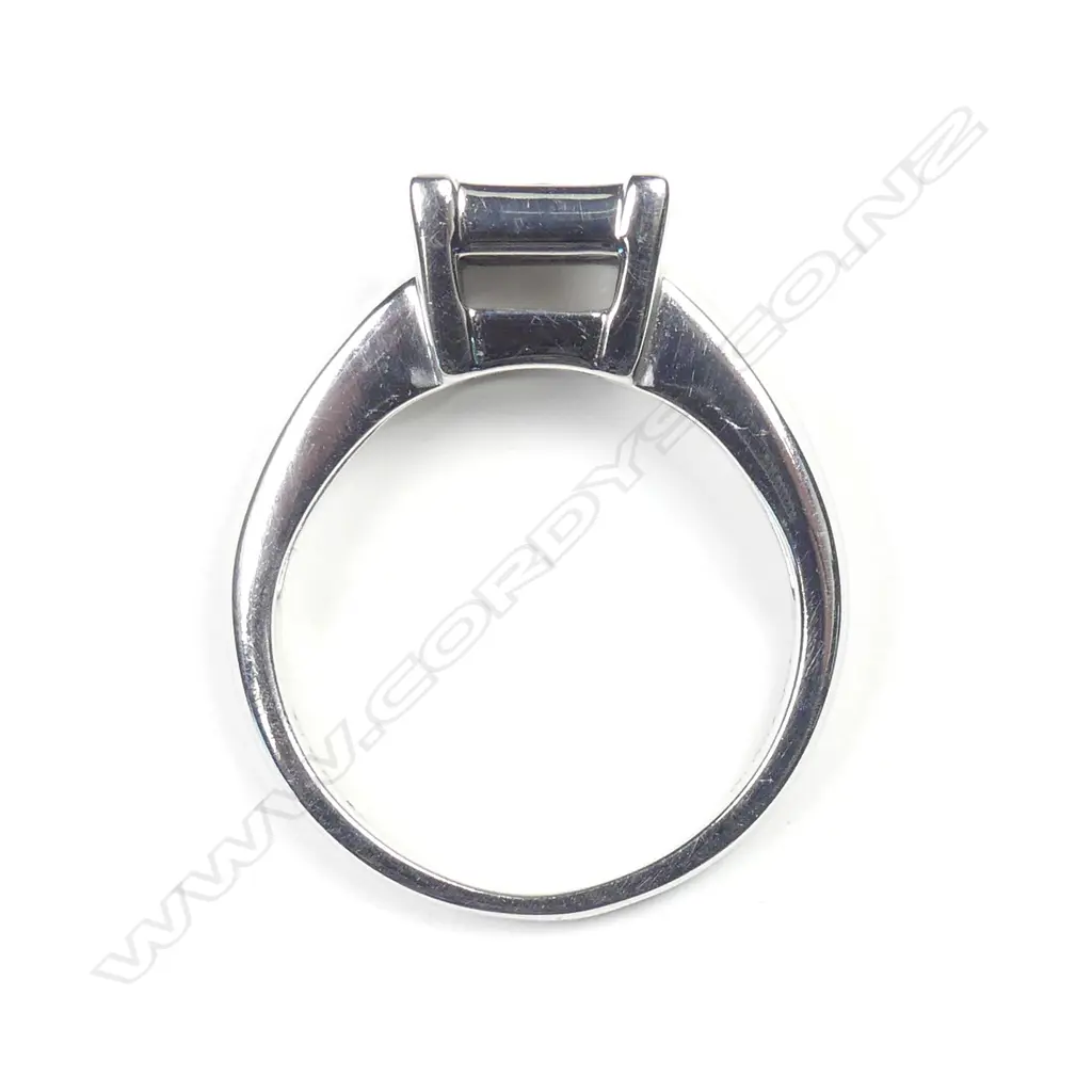 An 18ct white gold and diamond ring Image 1++