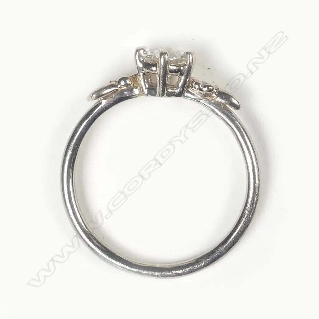 An 18ct white gold and diamond ring Image 1++