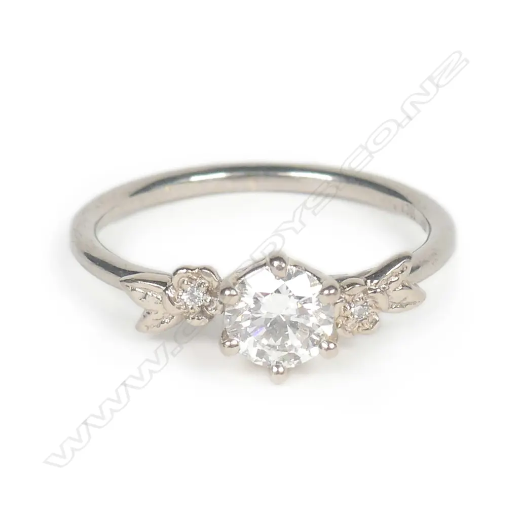 An 18ct white gold and diamond ring Image 1++