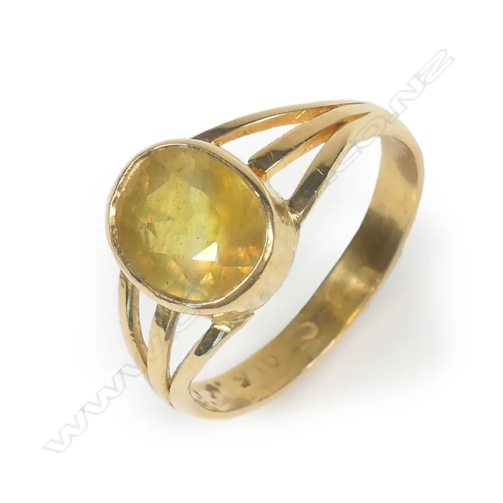 A 22ct yellow gold and golden sapphire ring Image 1++
