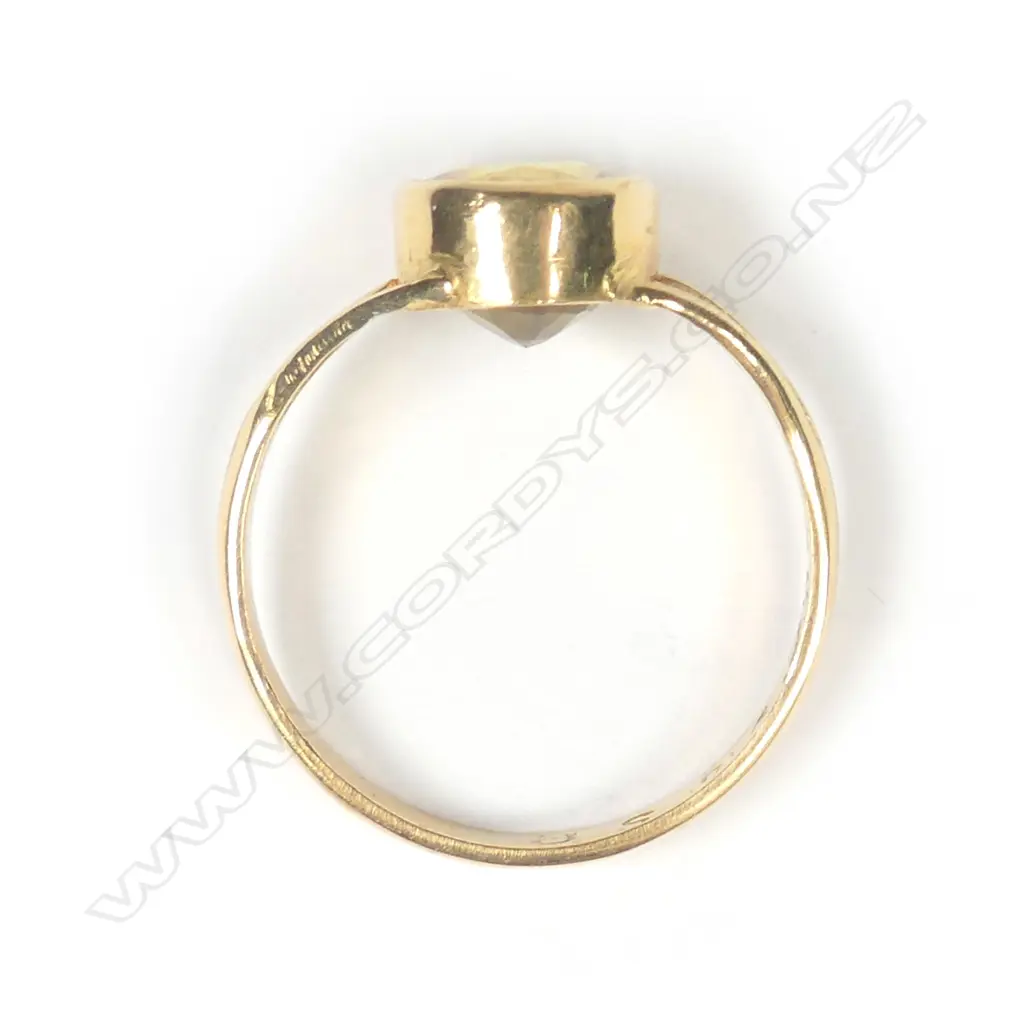 A 22ct yellow gold and golden sapphire ring Image 1++