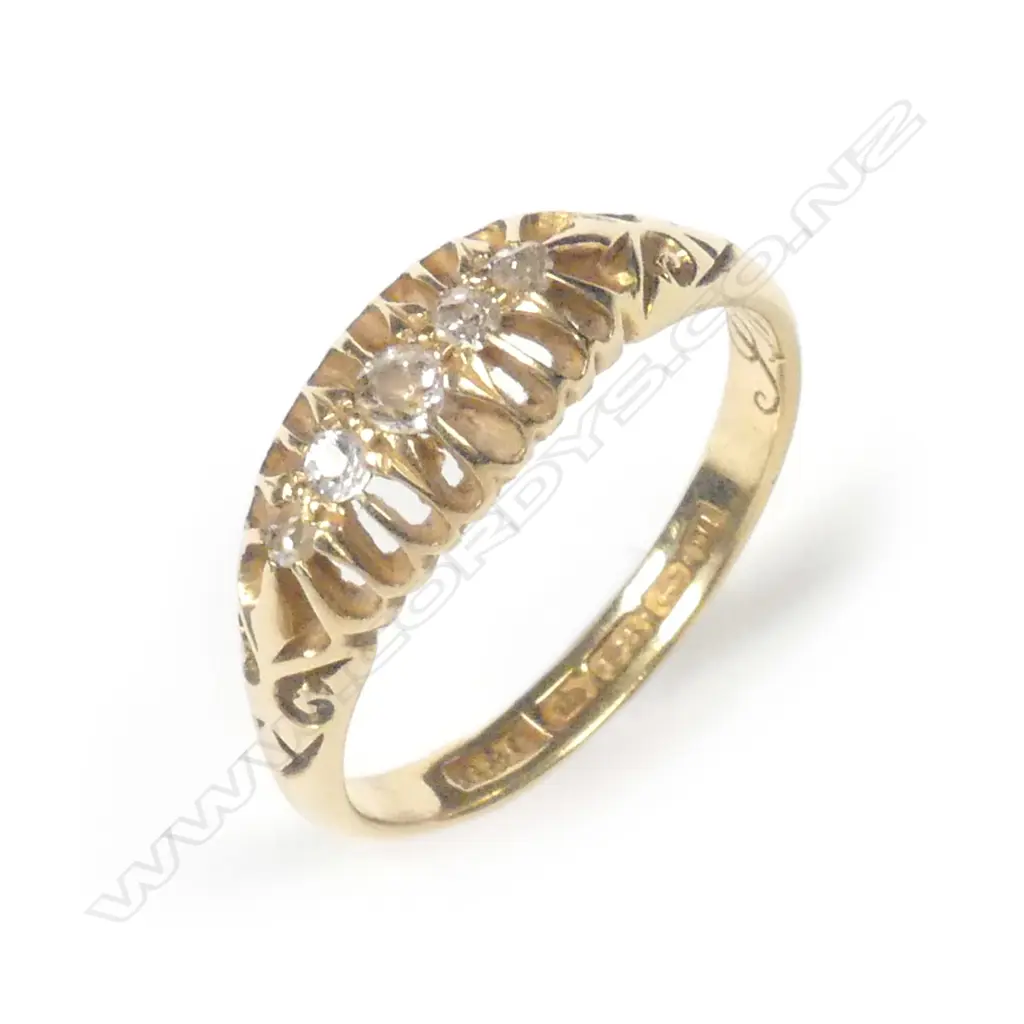 An early 1900s 18ct gold and diamond ring Image 1++