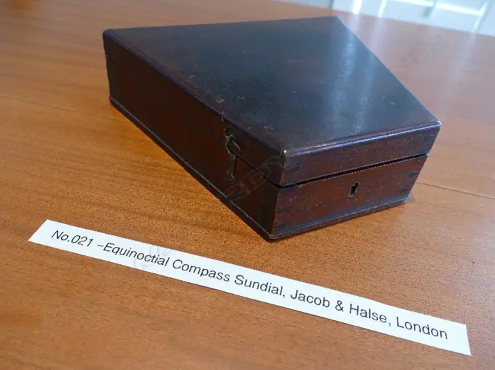 An early 19thC brass universal equinoctial sundial Image 1++