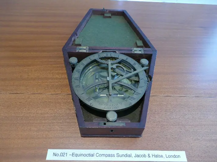 An early 19thC brass universal equinoctial sundial Image 1++