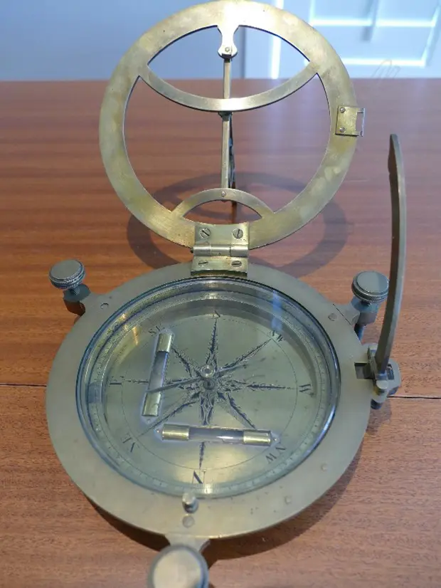 An early 19thC brass universal equinoctial sundial Image 1++
