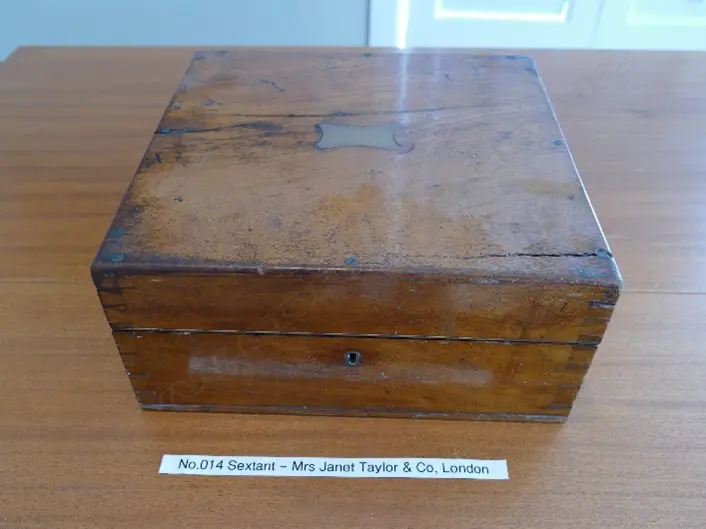 7-inch radius brass framed sextant Image 1++