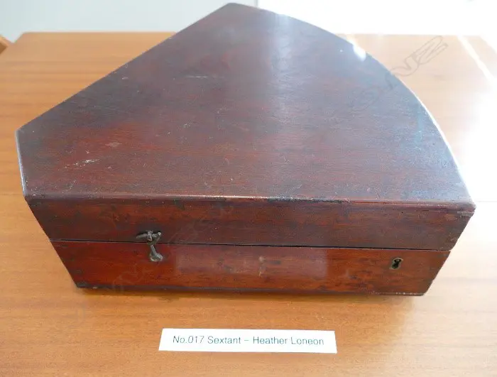 9½-inch radius lacquered brass lattice framed sextant Image 1++