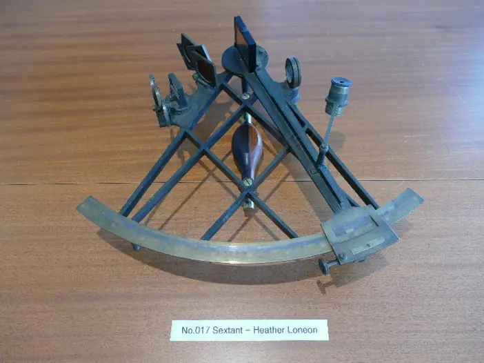 9½-inch radius lacquered brass lattice framed sextant Image 1++