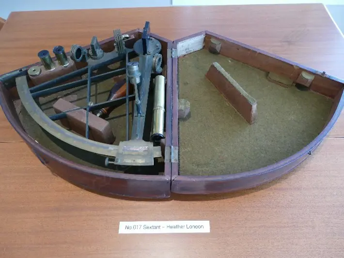 9½-inch radius lacquered brass lattice framed sextant Image 1++