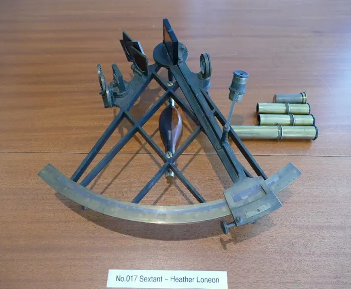 9½-inch radius lacquered brass lattice framed sextant Image 1++