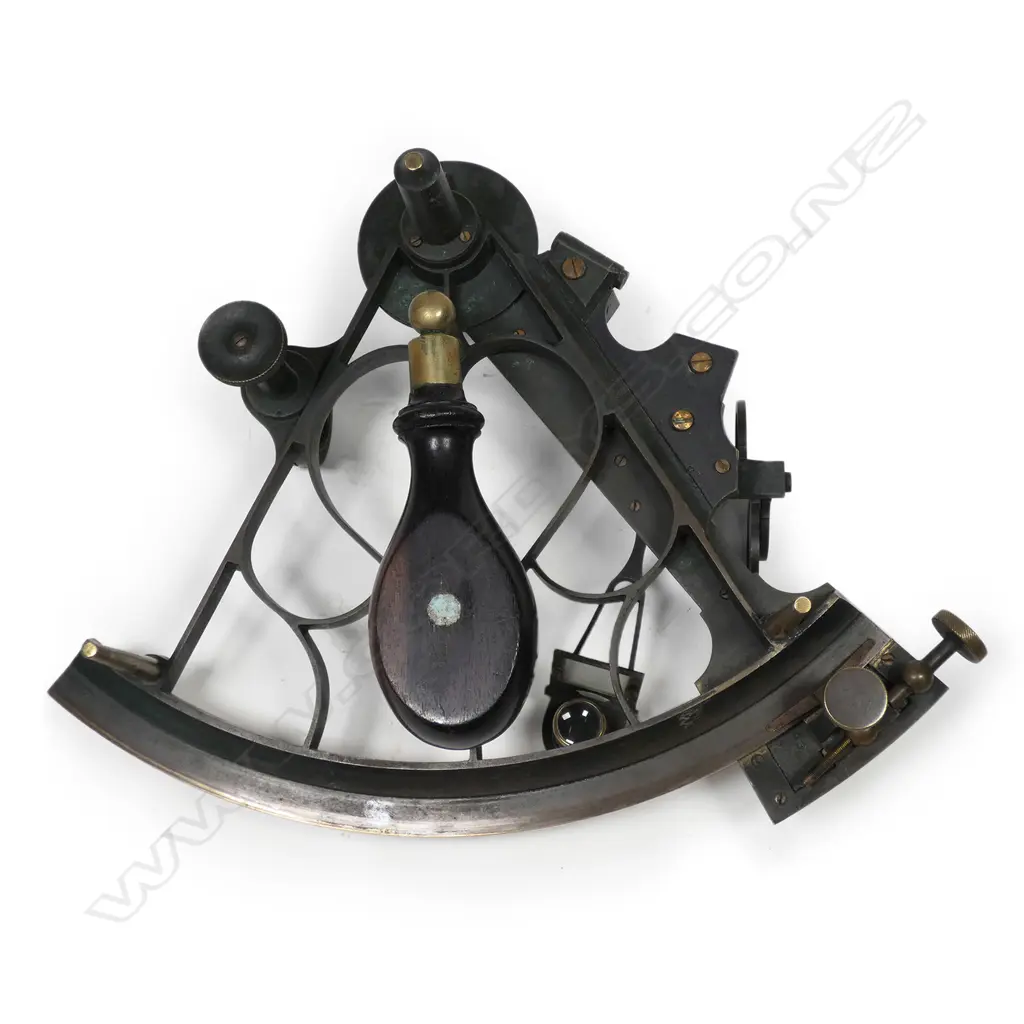 7-inch radius lacquered brass curved pattern framed sextant Image 1++
