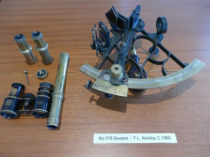 7-inch radius lacquered brass curved pattern framed sextant Image 1++