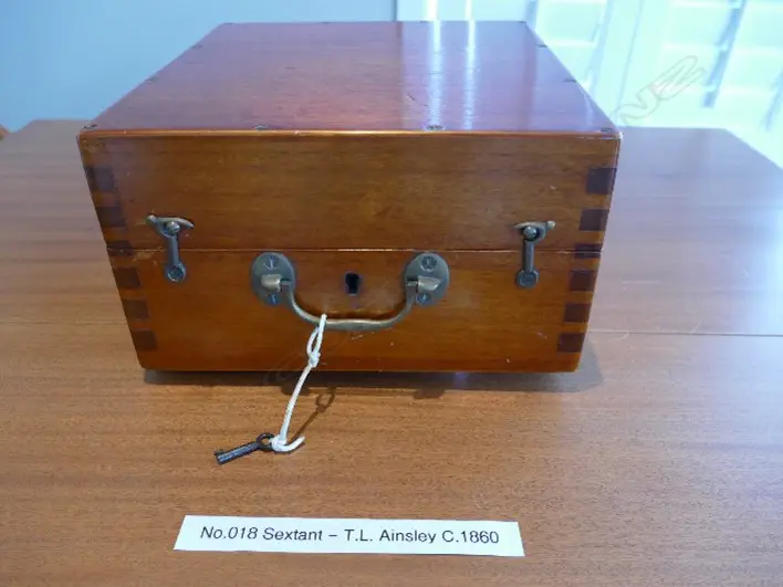 7-inch radius lacquered brass curved pattern framed sextant Image 1++