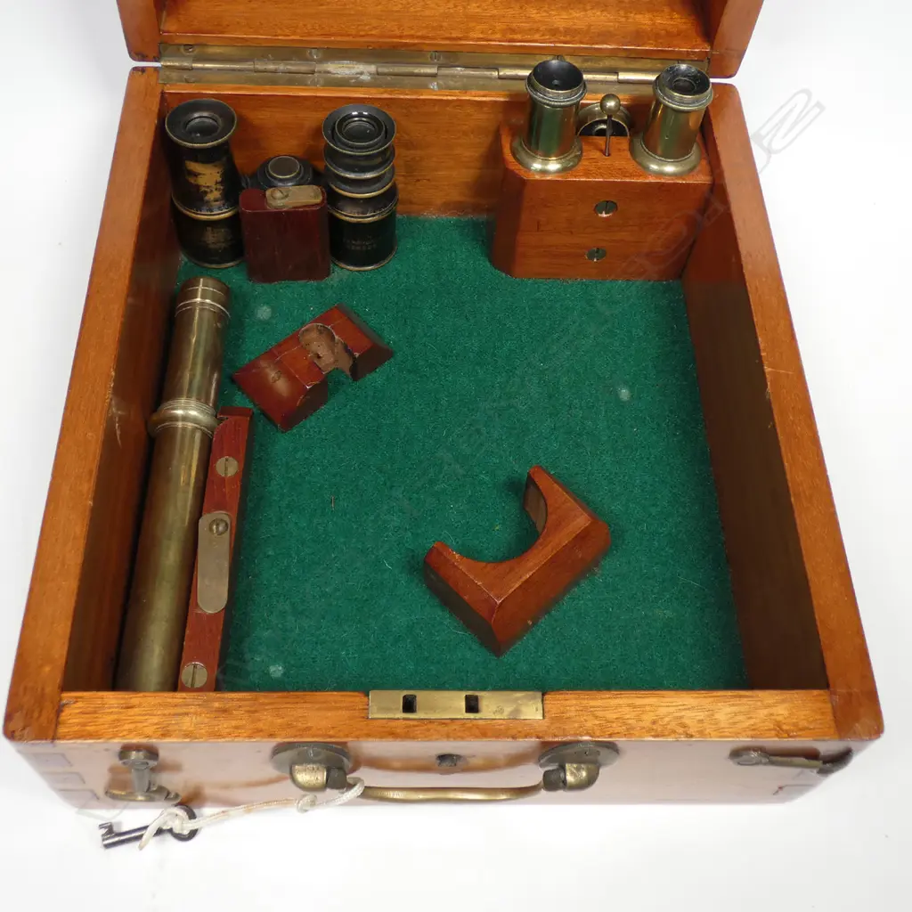 7-inch radius lacquered brass curved pattern framed sextant Image 1++