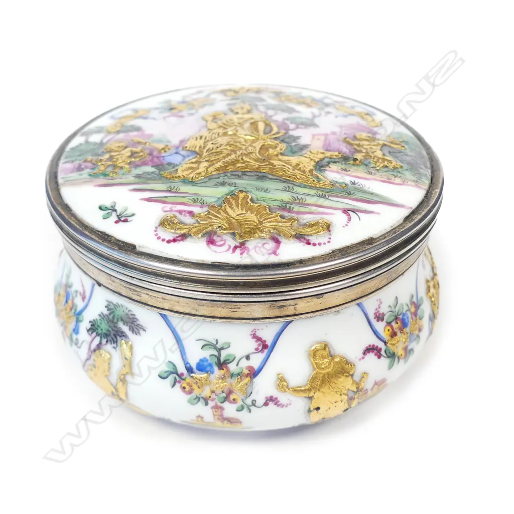 An early 19thC French porcelain and silver snuff box Image 1++