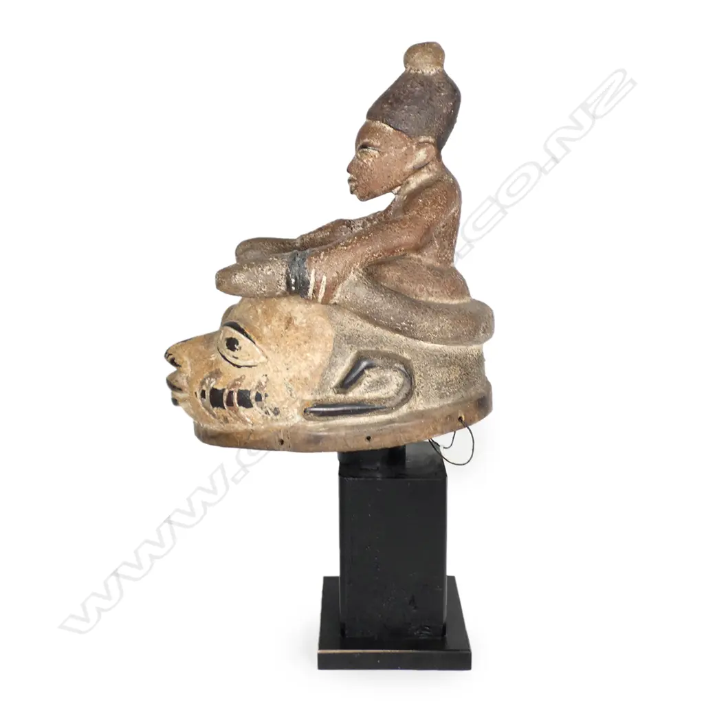 An African tribal dance mask Image 1++