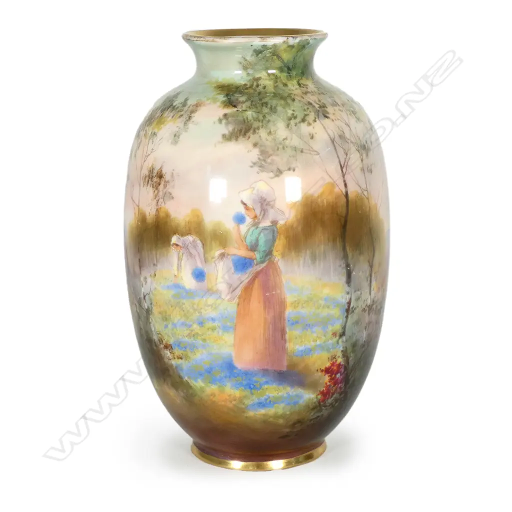 A Royal Doulton bone china vase Image 1++