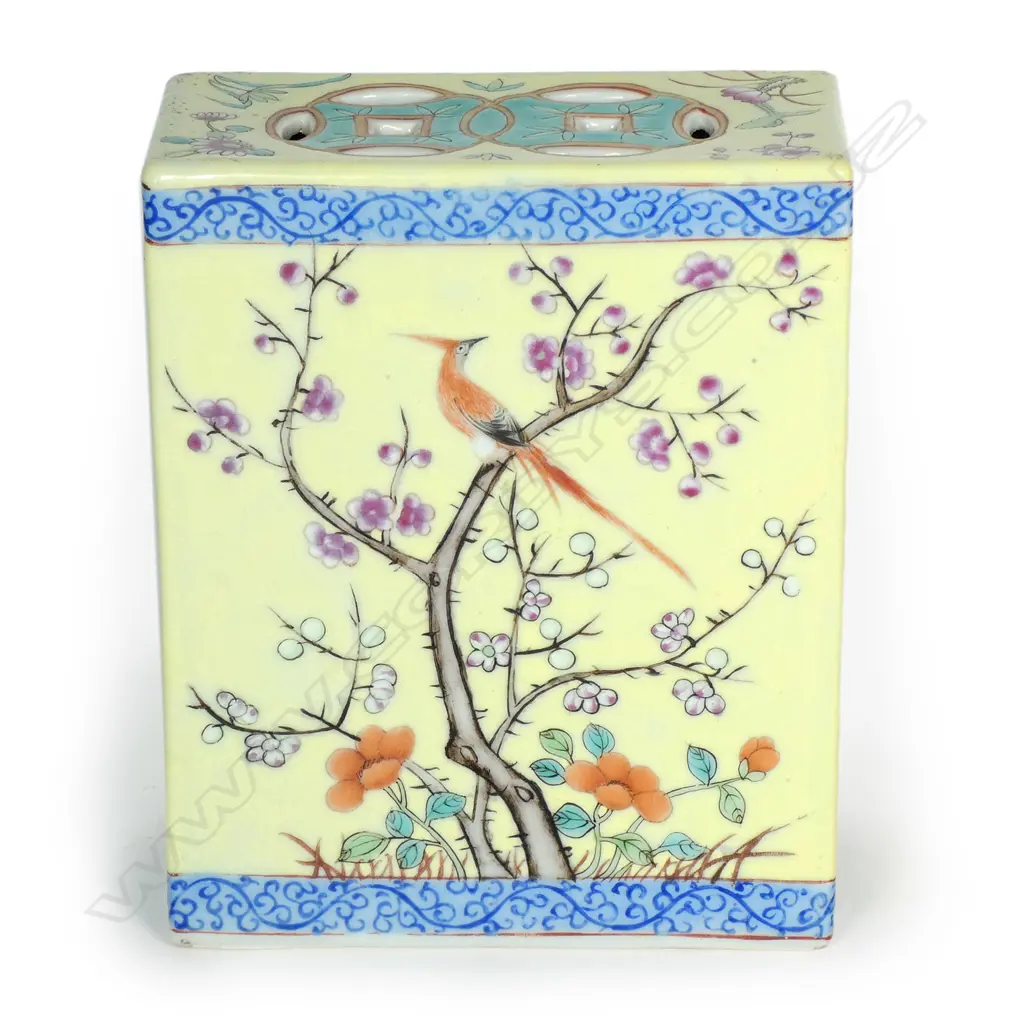 A Chinese famille rose porcelain pillow Image 1++