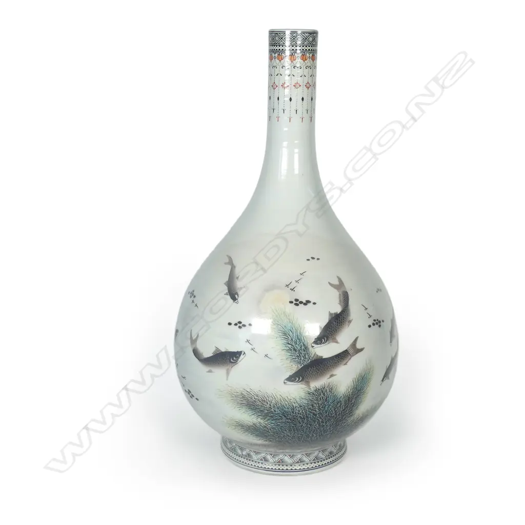 A Chinese porcelain bottle vase painted in Qianjiang style Image 1++