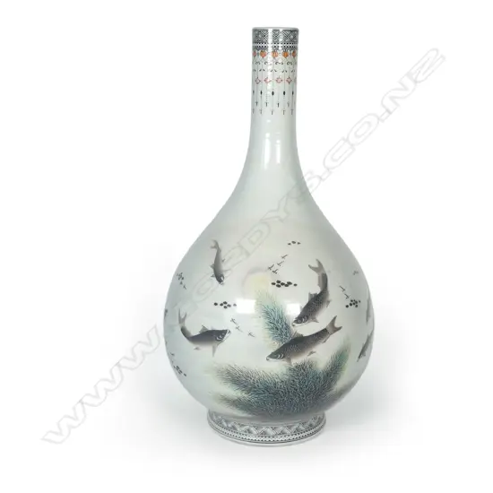 A Chinese porcelain bottle vase painted in Qianjiang style