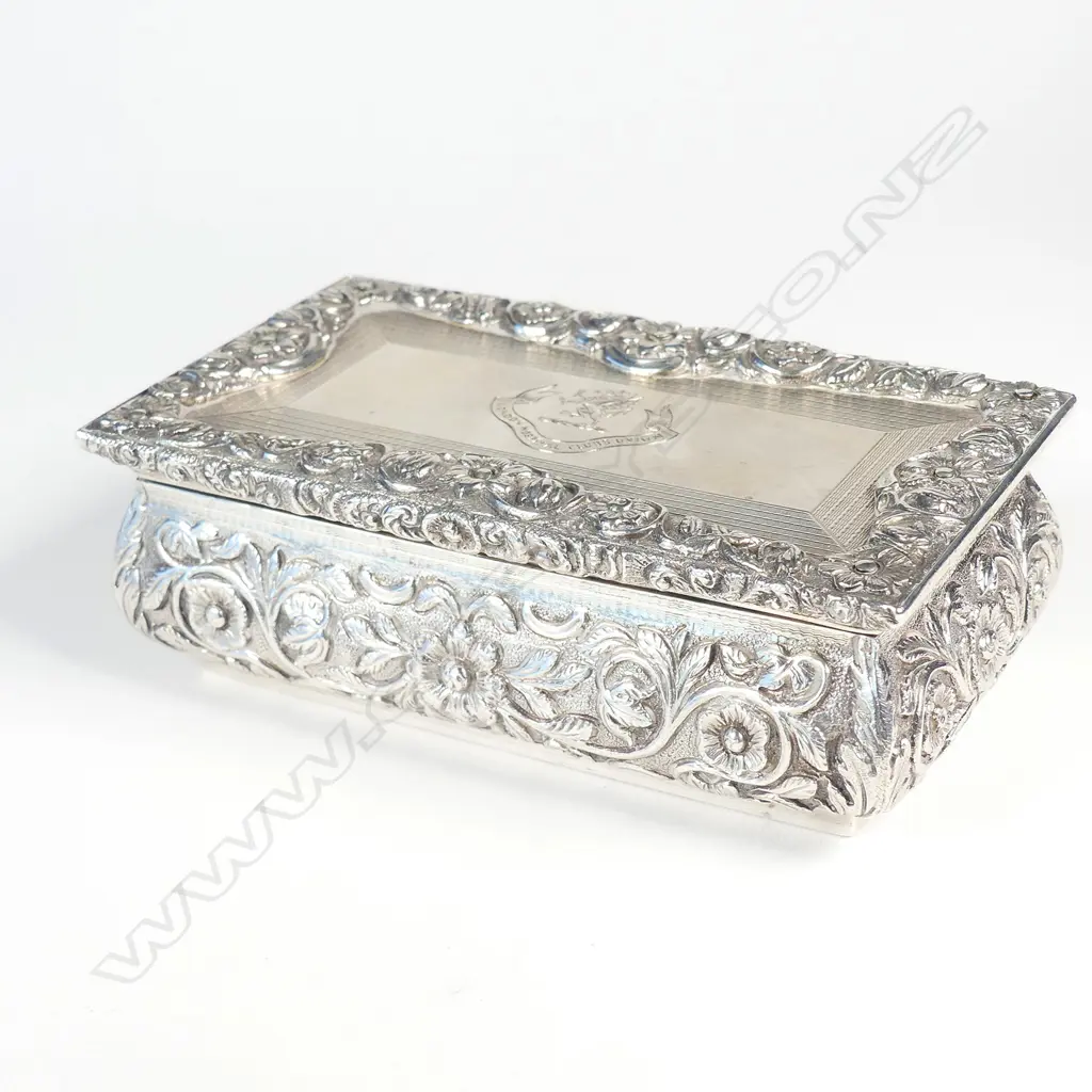 A heavy silver table snuff box in William IV style Image 1++
