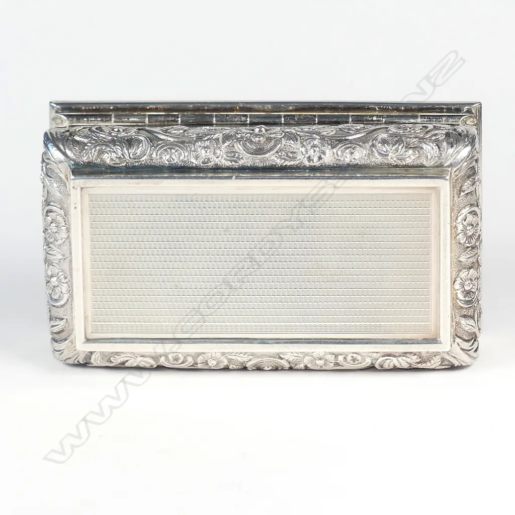 A heavy silver table snuff box in William IV style Image 1++
