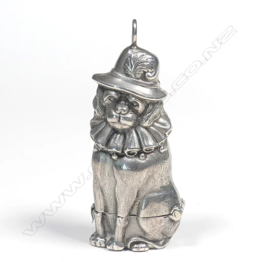 A heavy silver novelty vesta case Image 1++