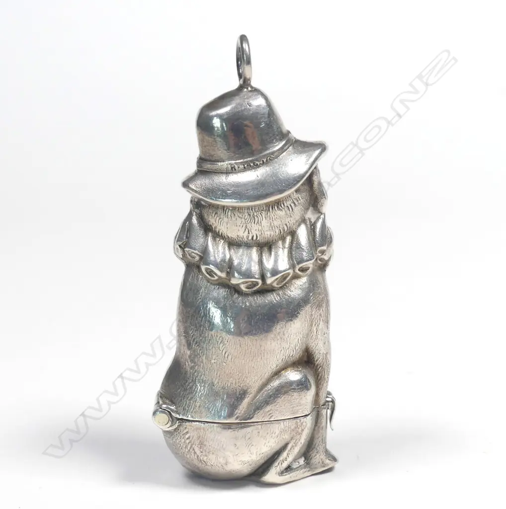 A heavy silver novelty vesta case Image 1++