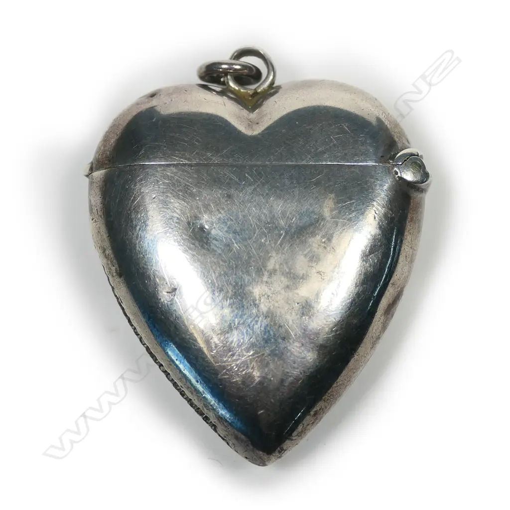 A late Victorian silver heart form and enamel vesta Image 1++