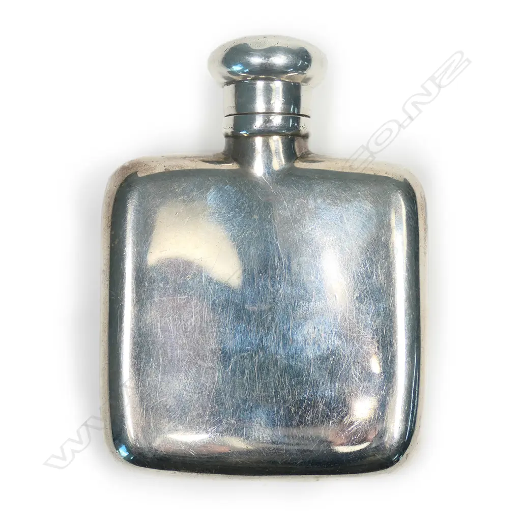 A small silver pocket flask Image 1++