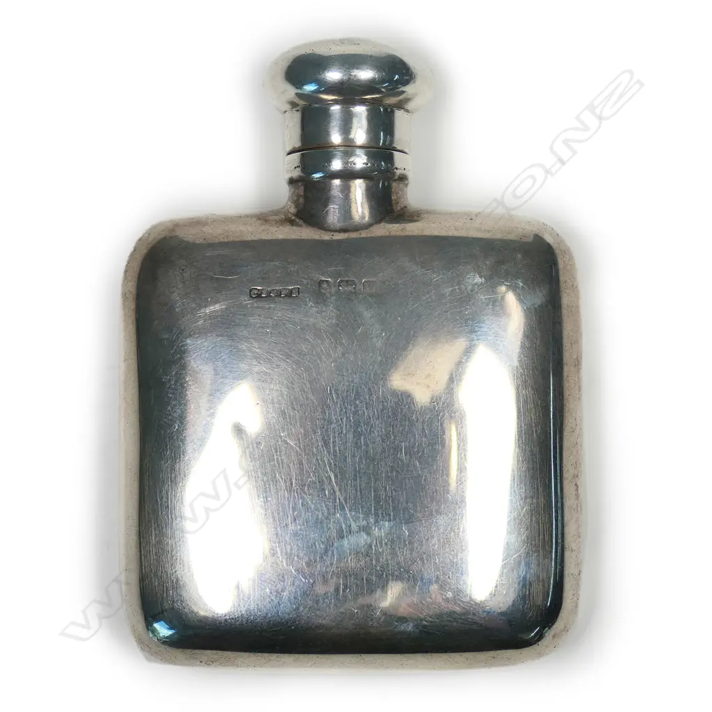 A small silver pocket flask Image 1++