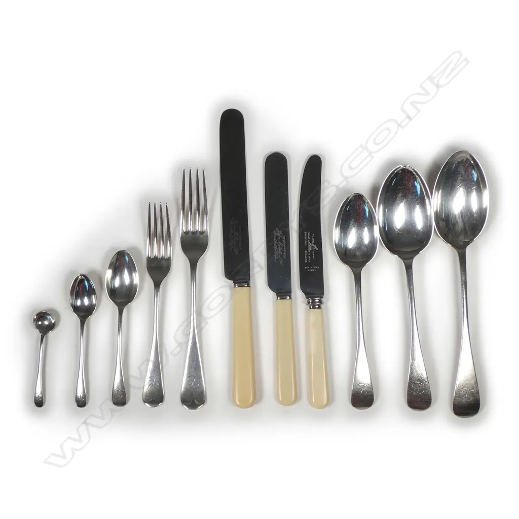 A silver cutlery canteen Image 1++