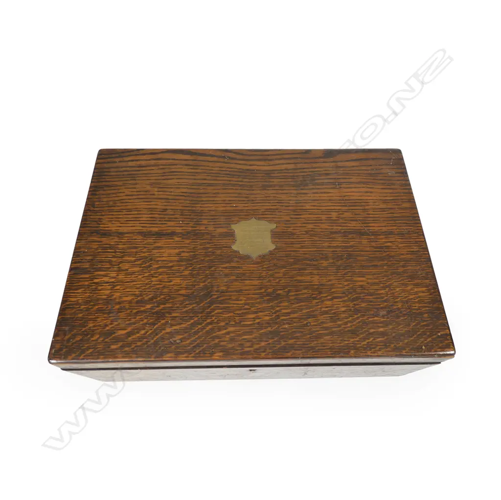 A silver cutlery canteen Image 1++