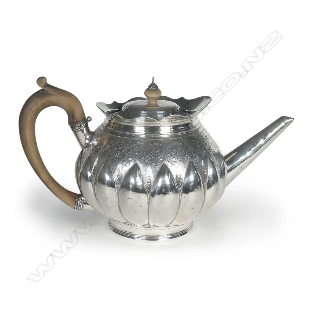 A George III silver teapot Image 1++